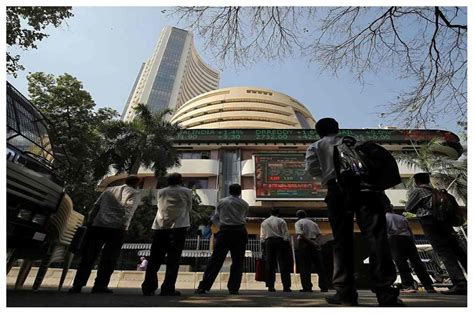 Indian share market witnesses fall after 4-day gains