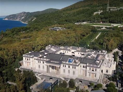 Drone footage purports to show Vladimir Putin's secret $1.4 billion palace on Russia's Black Sea ...