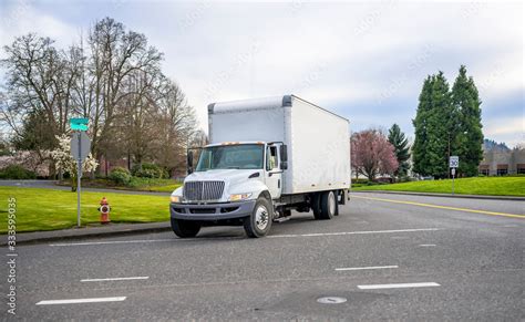 Foto de Small compact semi truck with cube box trailer transporting ...