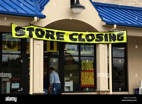 Store closing sign hi-res stock photography and images - Alamy