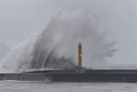 Typhoon Mawar lashes Taiwan's coast, heads towards southern Japan | Thaiger