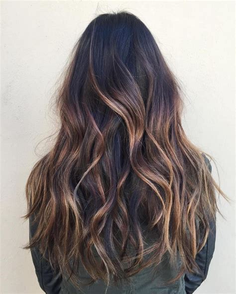 Balayage sur cheveux noirs - quelles sont les nuances à adopter