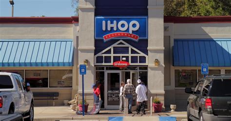 TikToker's IHOP Video Goes Viral for Woman's Bitter Reaction