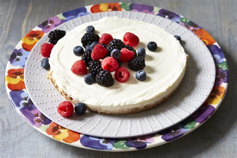 Low fat yogurt and berry tart | British Recipes | GoodtoKnow