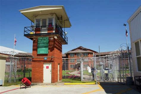 17 Huntsville prisoners on hunger strike after lockdown following feces-throwing, other ...