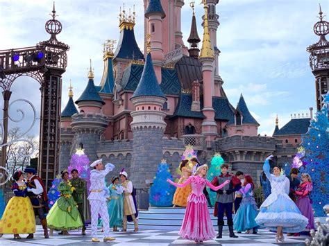 VIDEO: Disney Princess Royal Sparkling Winter Waltz Show 2019 at ...