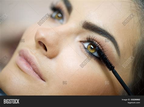 Woman Applying Mascara Image & Photo (Free Trial) | Bigstock