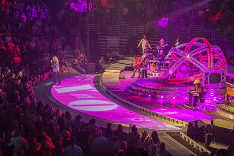 Garth Brooks tour - video floor illuminates the stage - ASB GlassFloor ...