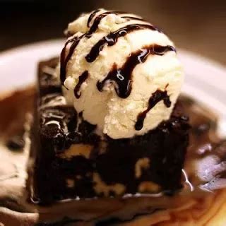 Brownie con helado y salsa de chocolate - Receta Petitchef