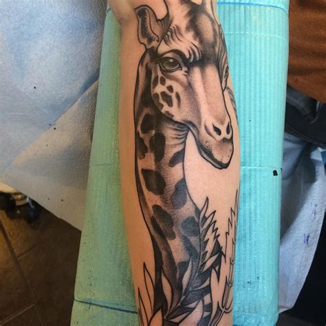 giraffe tattoos | Tatuagens de girafa, Tatuagens incríveis, Ideias de tatuagens