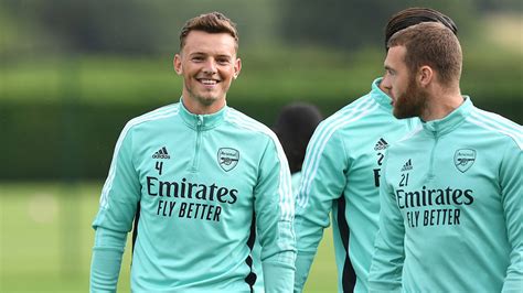 📸 Ben White takes part in first Arsenal session | Gallery | News ...