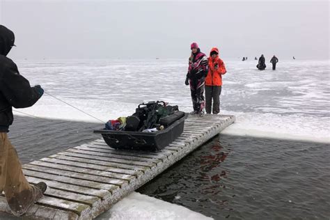 200 fishermen rescued from detached ice sheet on Upper Red Lake - Alpha ...