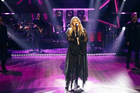 10 Best Kelly Clarkson Songs of All Time - Singersroom.com