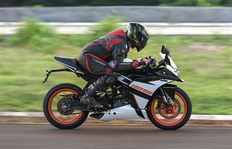 KTM RC 125 vs Yamaha R15 V3.0: Image Comparison | BikeDekho