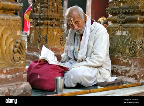 INDIA. BENARES. PANDIT (HINDU PRIEST) READING THE SCRIPTURES IN THE ...