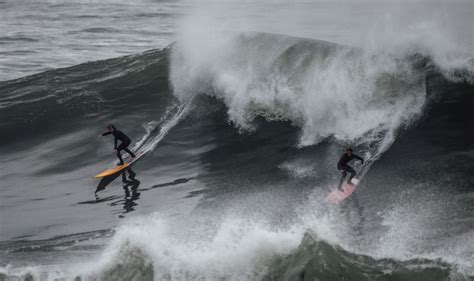 Californians facing huge 25 foot waves as thrill seekers rescued from dangerous surf - Weather ...