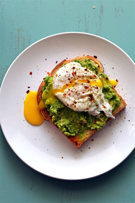 AVOCADO TOAST WITH A POACHED EGG | AMBS LOVES FOOD