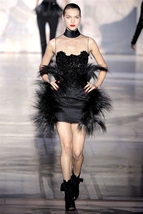 Giles Deacon Fall 2011 Ready-to-Wear Fashion Show - Vogue | Fashion ...