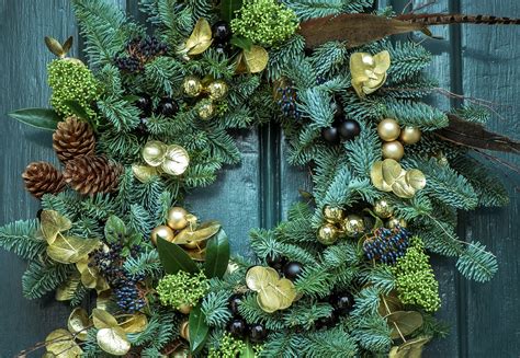 17 Christmas Garden Ideas: Festive And Organic Holiday Decorations