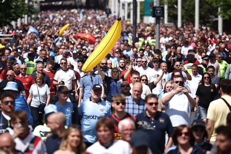 Manchester United and Man City fans paint London red and blue - FA Cup ...