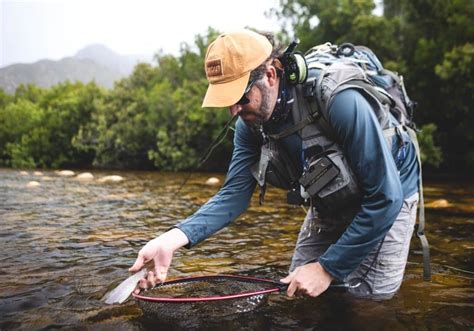 How to Catch and Release Fish (Safe Fish Handling Guide) - Into Fly Fishing