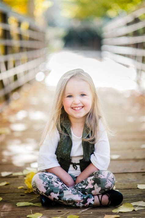 Posing Children for Photos (PLUS Free Posing Guide) | Little girl photography, Little girl poses ...