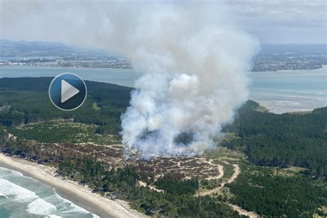 SunLive - Fire flares up again on Matakana Island - The Bay's News First