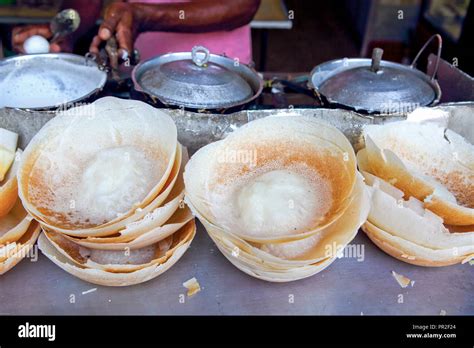 Man cooking Sri Lankan hoppers Stock Photo - Alamy