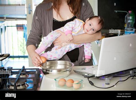 mother multitasking Stock Photo - Alamy