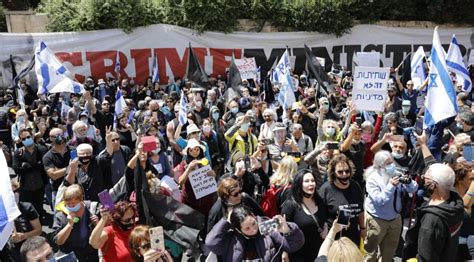 Hundreds protest outside of court as Netanyahu corruption trial opens - Jewish Telegraphic Agency