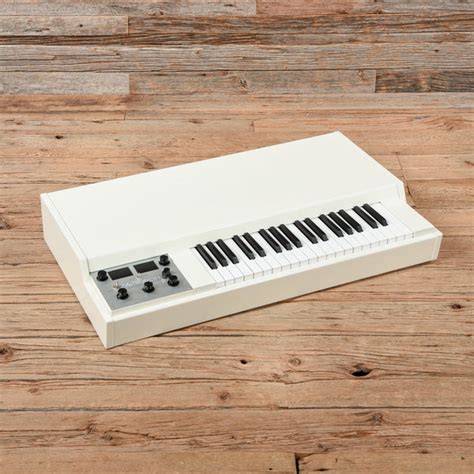 Mellotron M4000D Digital Mellotron – Chicago Music Exchange