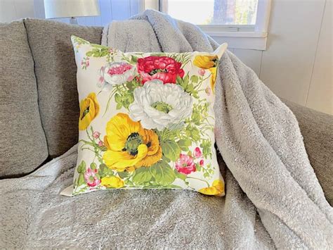 How to Sew A Pillow Cover with a Zipper: Tutorial for Beginners - Easy Things to Sew