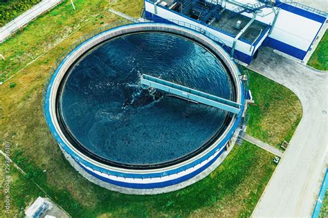 Water Treatment Plant with Round Cylinder of Clarifier Sedimentation Tank, Aerial Top View foto ...