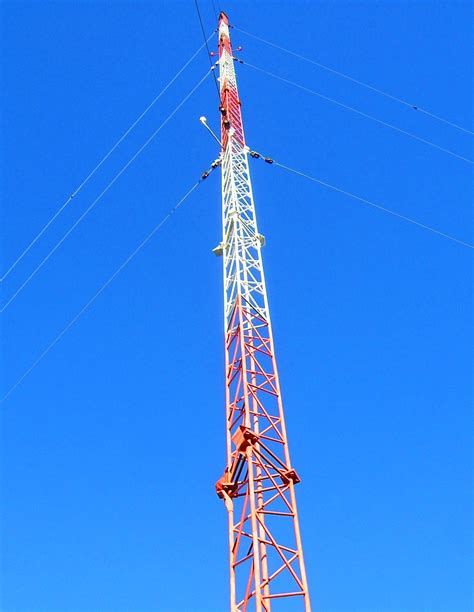 File:KBRC AM radio antenna tower.JPG - Wikimedia Commons