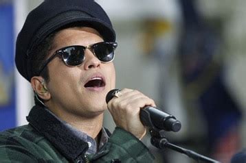 'I am Filipino,' Bruno Mars says on 'SNL' | ABS-CBN News