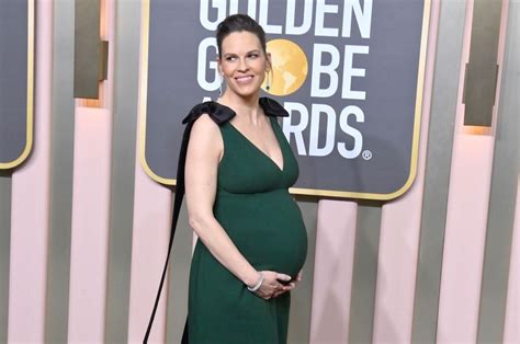 Hilary Swank shows off baby bump on Golden Globes red carpet - UPI.com