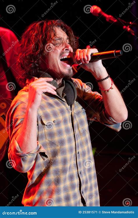 Chris Cornell Live Performance Editorial Photo - Image of microphone, soundgarden: 25381571