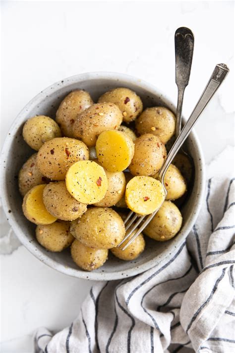 Garlic Butter Boiled Potatoes (How to Boil Potatoes) - The Forked Spoon