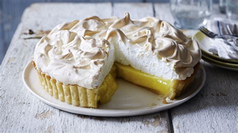 Ο Jamie Oliver φτιάχνει την πιο νόστιμη Lemon Meringue Pie για το εορταστικό τραπέζι