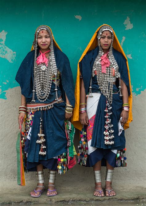 Rana Tharu women, Nepal. Photo: Jan Møller Hansen Traje Inspo, Costume ...