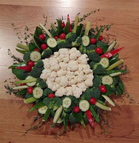 35+ Easy and Festive Christmas Veggie Platter Ideas | Christmas ...