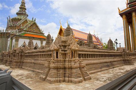 Wat Phra Kaew Temple of the Emerald Buddha in Bangkok - Thaimbc.com