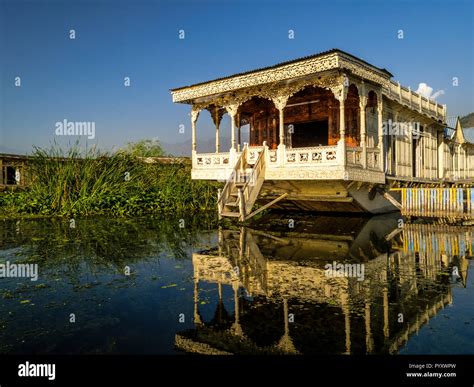 Dal lake and houseboat hi-res stock photography and images - Alamy