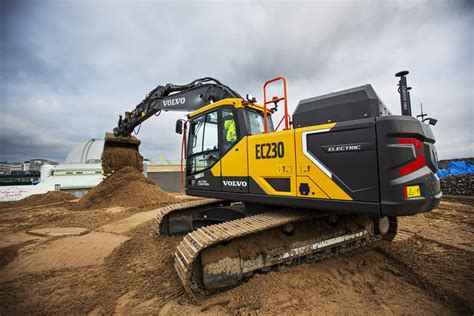 Volvo partners with WM for electric excavator pilot project