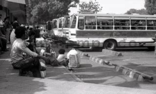 penumpang menunggu bus di terminal pulogadung - DATATEMPO