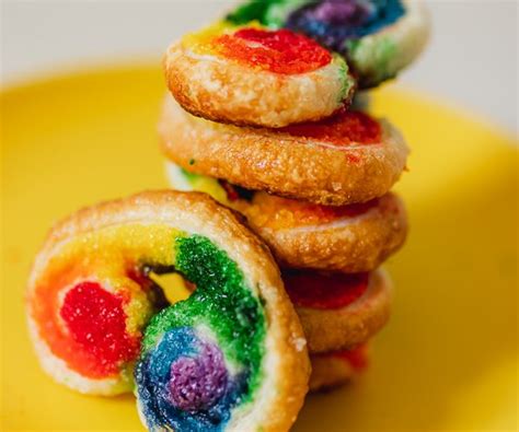 Rainbow Puff Pastry Cookies (French Palmiers) | Vega Recepten