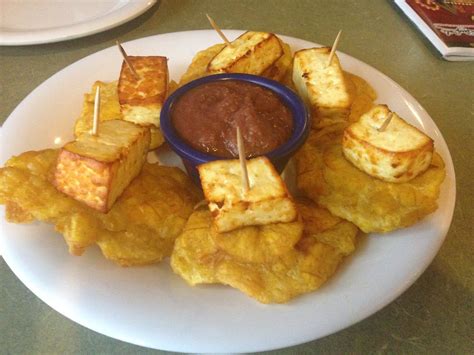 Tostones con queso frito y frijoles molidos Frijoles, Tapas, Queso Frito, Nicaraguan Food, Carne ...