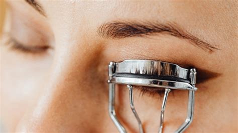 Should You Use Vaseline To Curl Your Eyelashes?