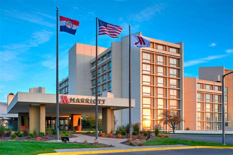 Hotels with Suites near Kansas City Airport | Kansas City Airport Marriott