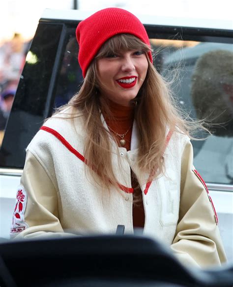 TAYLOR SWIFT Arrives at Kansas City Chiefs vs Buffalo Bills AFC Divisional Playoff Game at ...